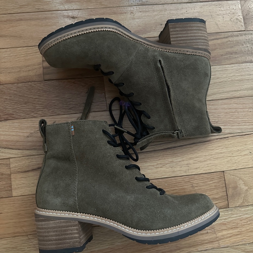 Like NEW TOMS green combat boots great quality